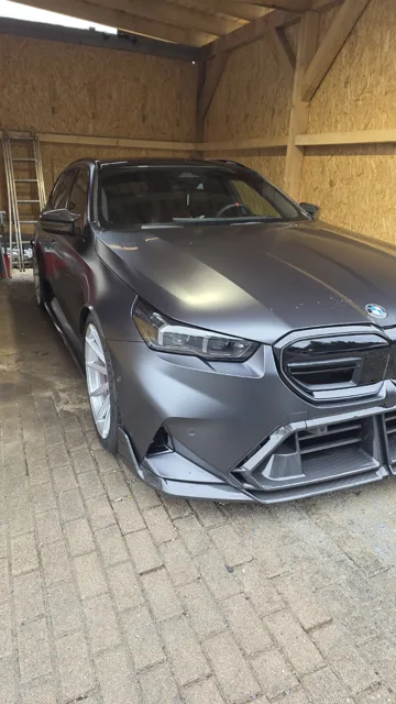 BMW M5 – Frontansicht in der Werkstatt