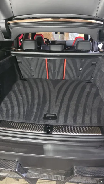 BMW M5 – gereinigter Kofferraum mit gebürstetem Teppich