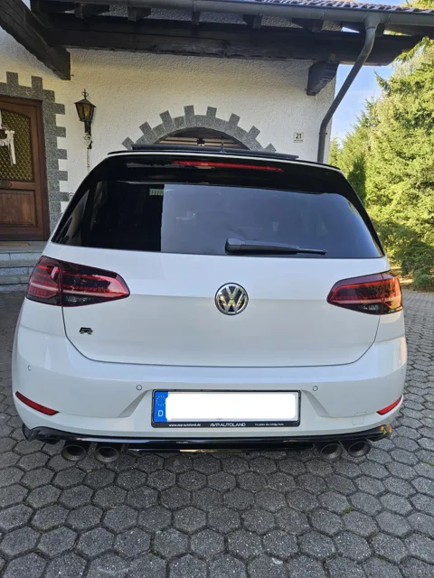 VW Golf 7 R – Heckansicht des weißen Fahrzeugs